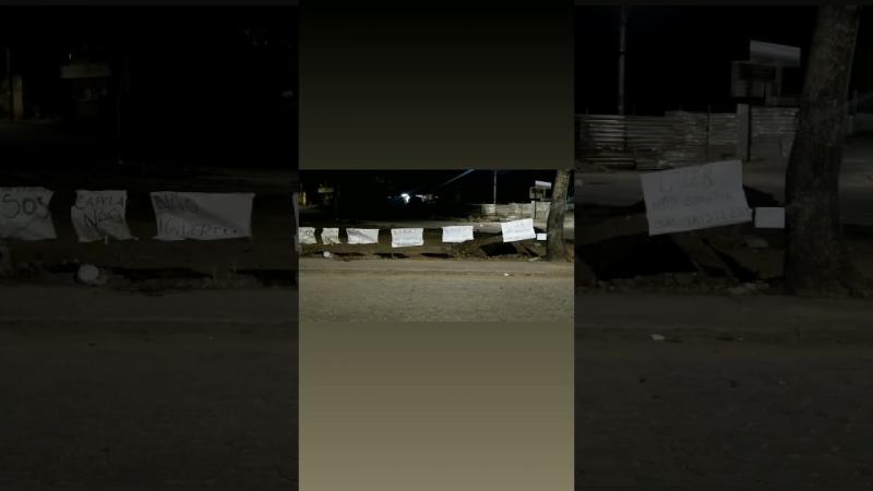 Cartazes de protesto tomam conta em local de obra no bairro Aviso