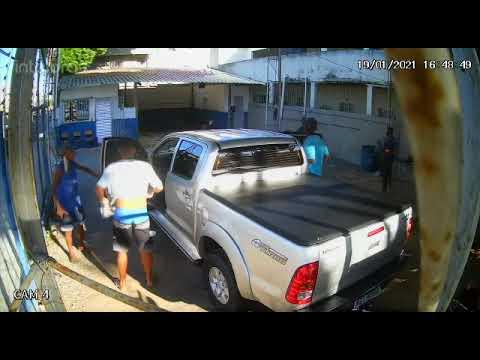 Bandidos invadem lava jato e roubam Hilux em Linhares