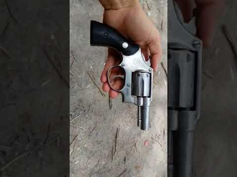 Bandido exibe arma de fogo com pezão de maconha ao fundo em Sooretama