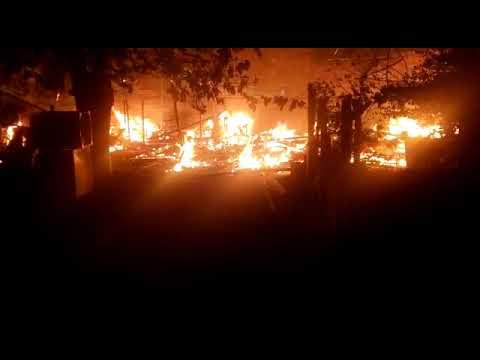 Fogo destrói residência e ameaça outros imóveis no Centro de Sooretama