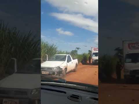 Acidente entre carro do Saae e moto na Estrada de Regência