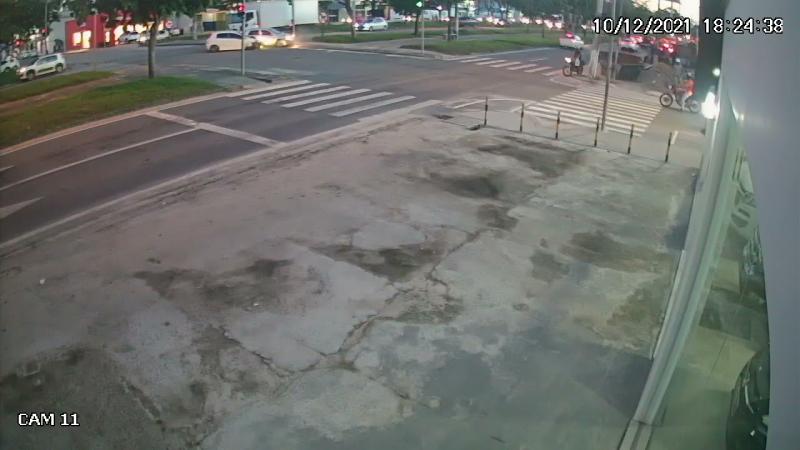 Veja exato momento de acidente entre automóveis na BR 101, em Linhares