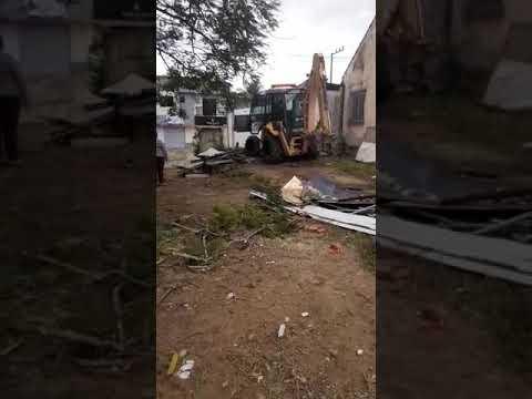 Após homicídio, imóvel do Saae abandonado no Centro de Linhares é demolido