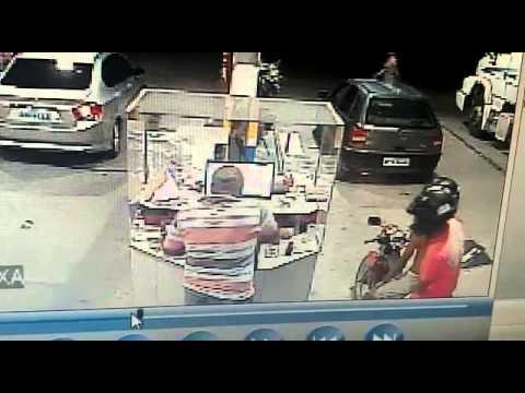 Assaltante de muleta age em posto de combustível em Sooretama