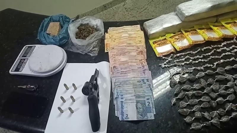 Veja quando PM expõe muita droga e dinheiro apreendidos no Santa Cruz