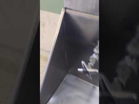 Bebedouro infestado de larvas de mosquito em Unidade de Saúde de Linhares