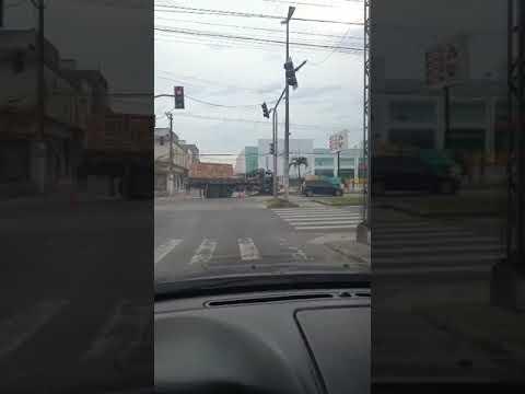 Caminhão derruba poste na BR-101, em Linhares