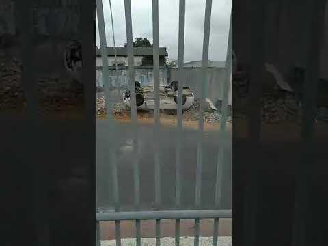 Ciclistas escapam por um triz de carro que capotou em Linhares