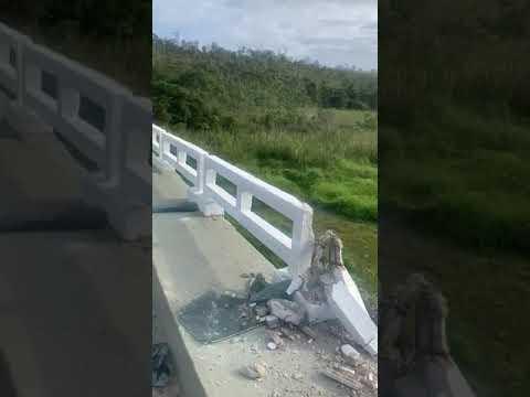 Picape colide na mureta e cai de ponte na BR-101, em Barra Seca